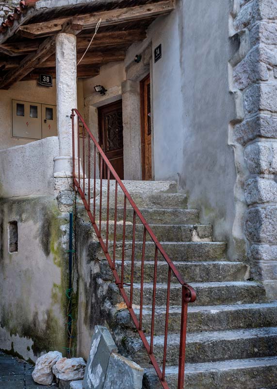 старая лестница в дом в Цресе