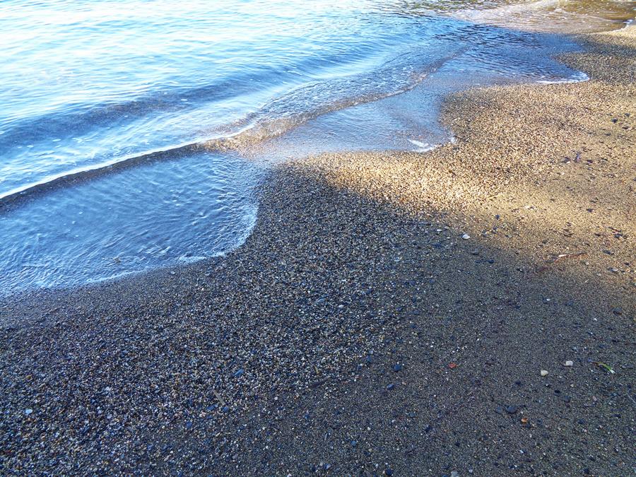 пляж Истия - песок у кромки воды