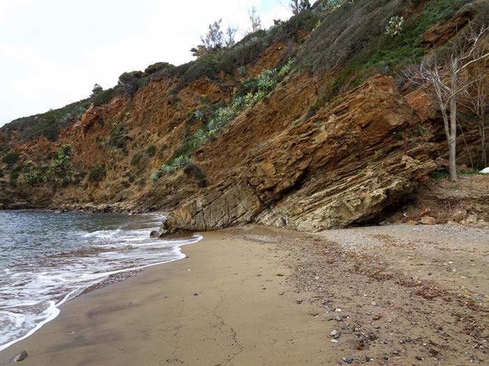 скала разделяет пляж Иннамората