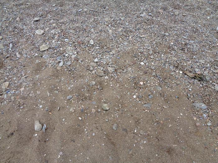пляж Парети - песок и камешки