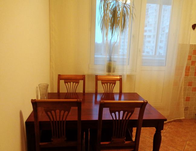 найм: стол и стулья на кухне