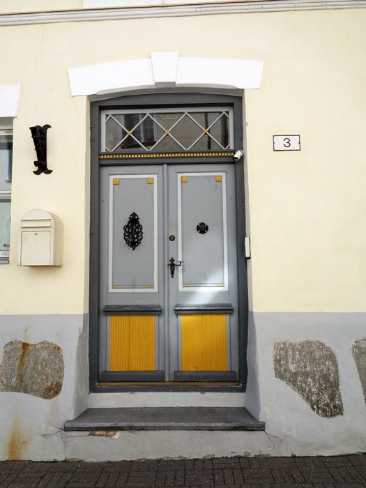 дверь с желтыми квадратами
