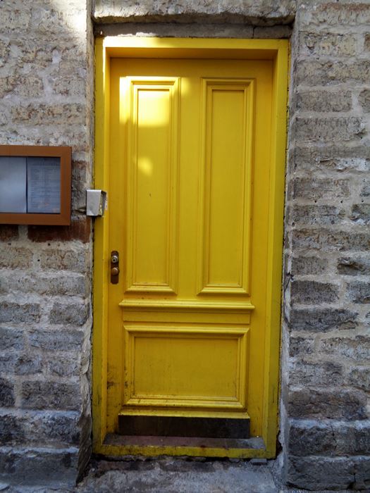 желтая дверь