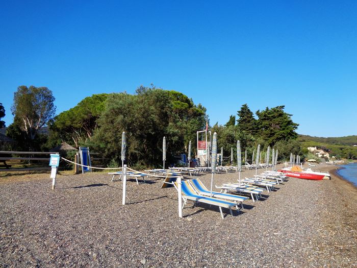 зонты и лежаки на пляже Скиопарелло.