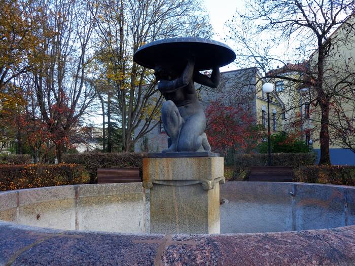 фонтан девушка с блюдом Таллин