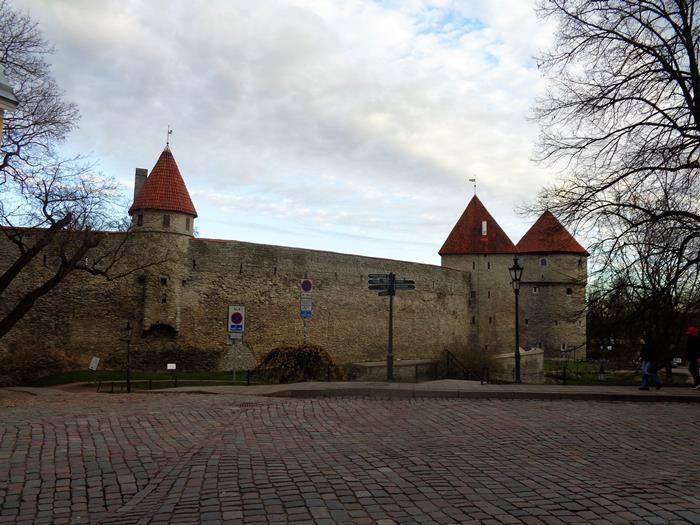 Таллин: стена и башни