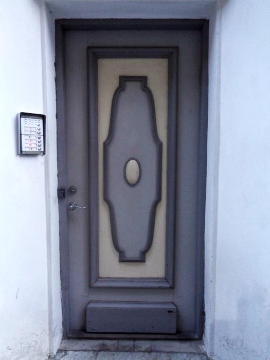 серая дверь в таллинне