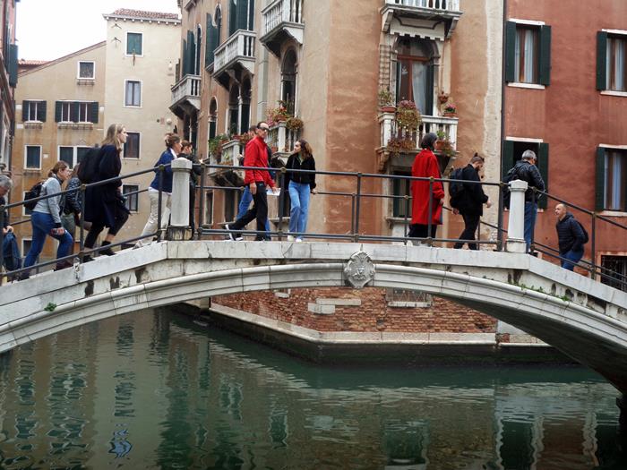 туристы на мосту в Венеции