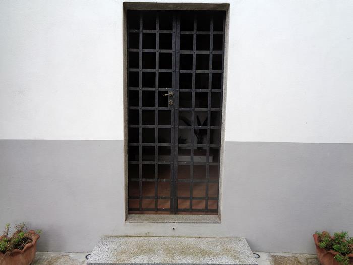 металлическая дверь в церковь