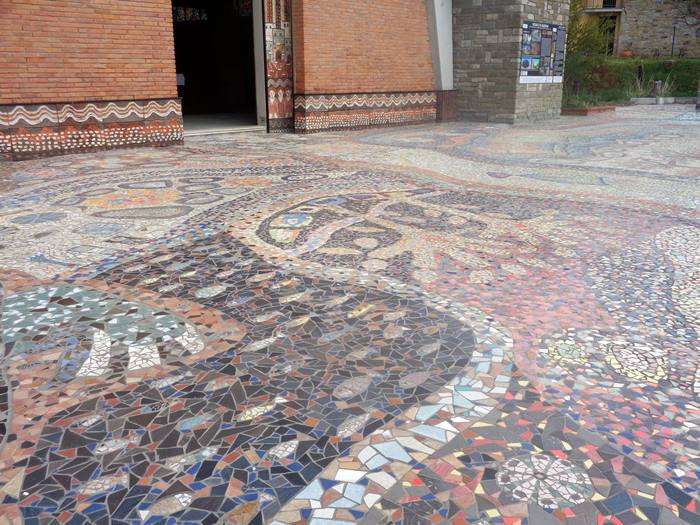 напольная мозаика возле церкви