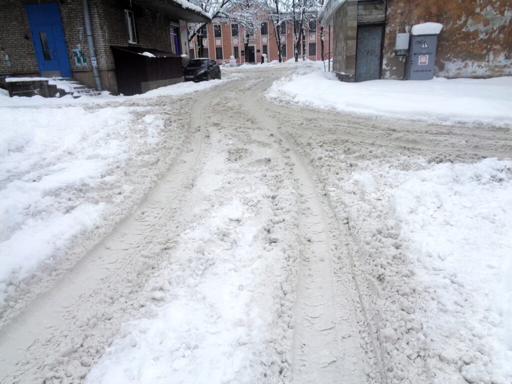 Ивангород - снег не убирают во дворе