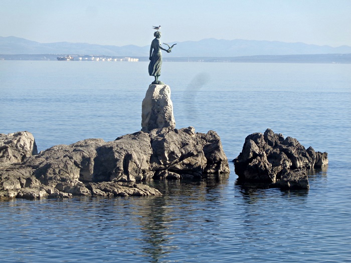 памятник девушке с чайкой