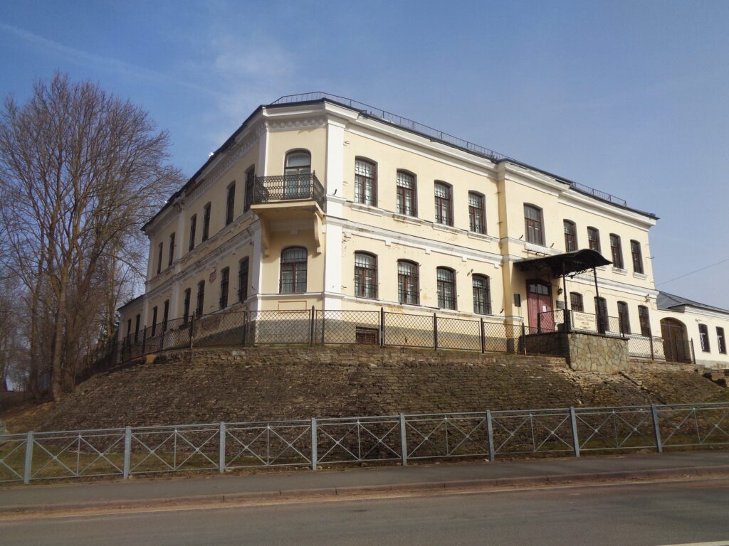 здание музея в Ивангороде
