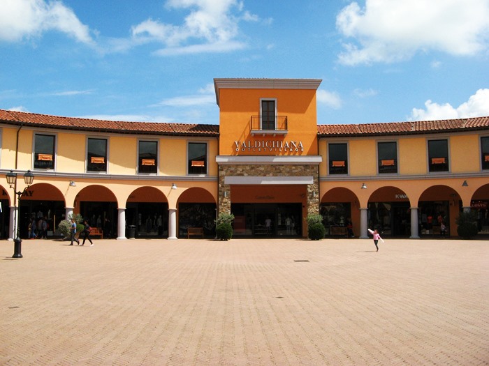 аутлет в Фояно делла Кьяна: площадь в центре