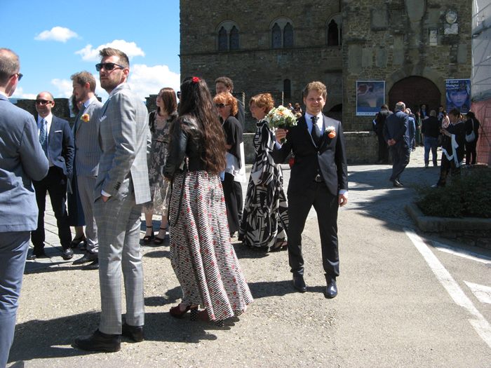 свадьба в Италии - жених ожидает невесту