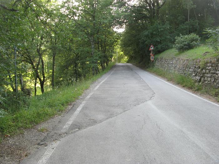 Тоскана - асфальтированная дорога возле Ареццо