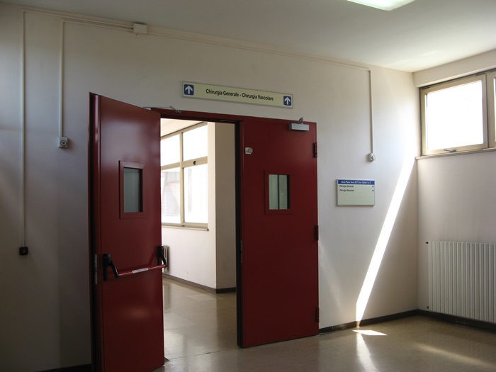вход в хирургическое отделение больницы в Ареццо