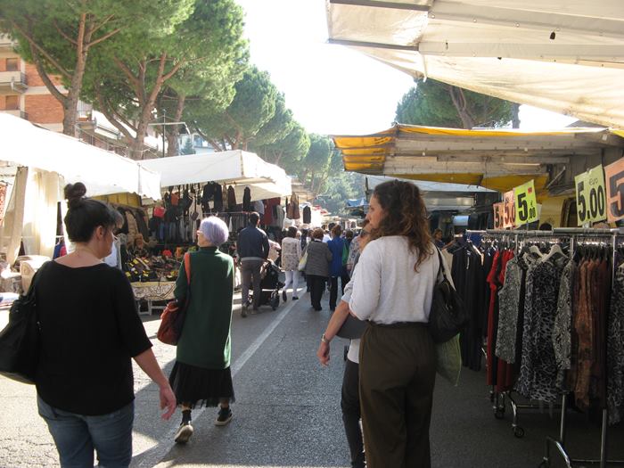 вещевой рыное в Ареццо - рыночная улица в центре