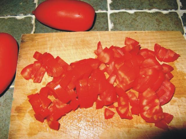 нарезать помидор для брускетты