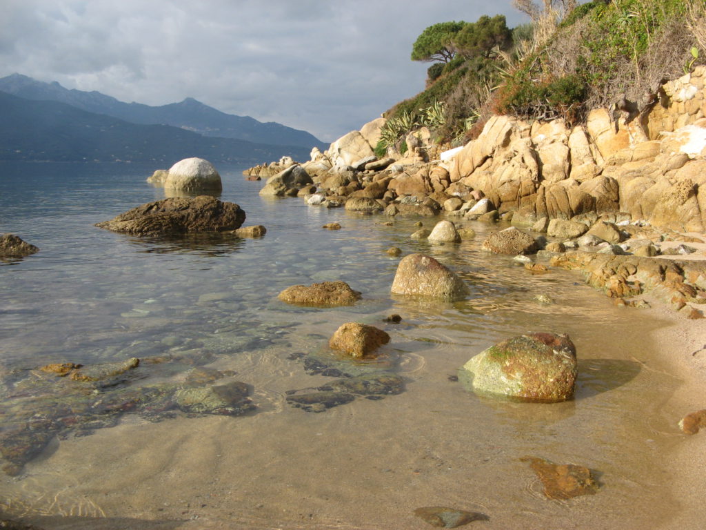 камни и скалы на пляже