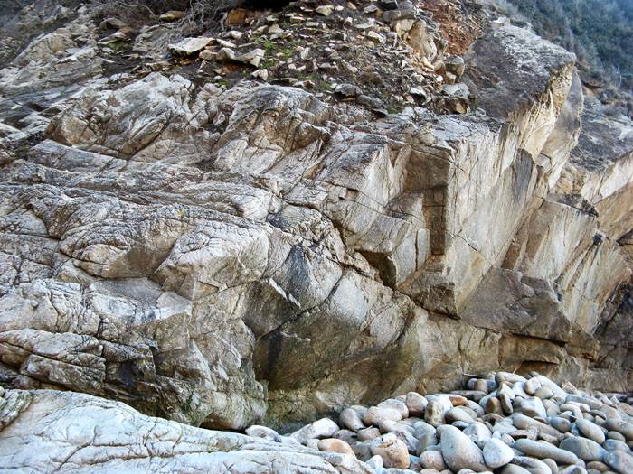 Рипа Барата: скалы с левой стороны пляжа