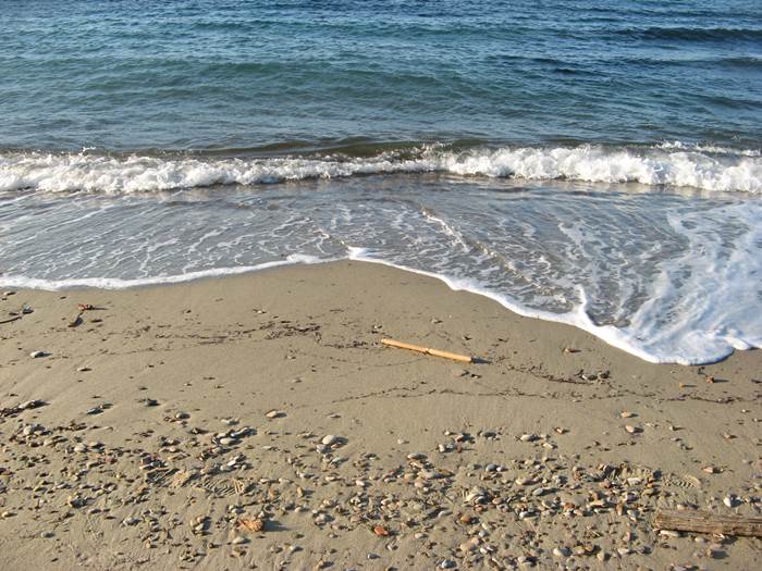 пляж Оттоне - песок и мелкие камешки