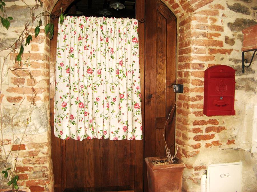 дверь в жилое помещение в Скрофиано