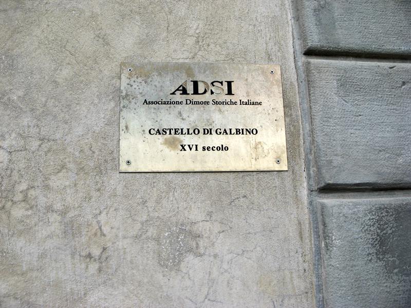 табличка у входа в хамок Гальбино