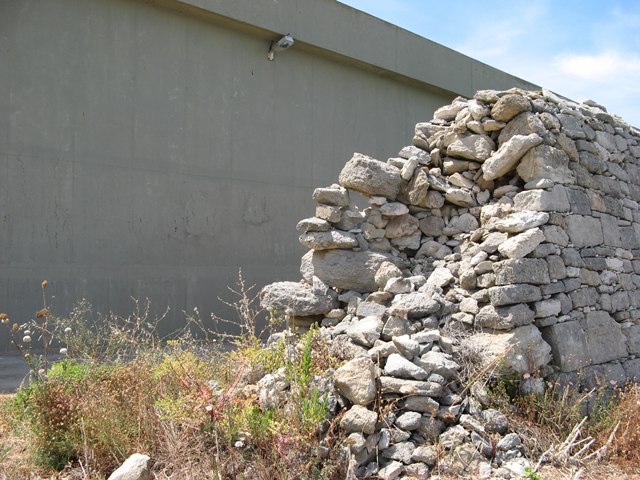 Каменная стена виллы и тюремная стена