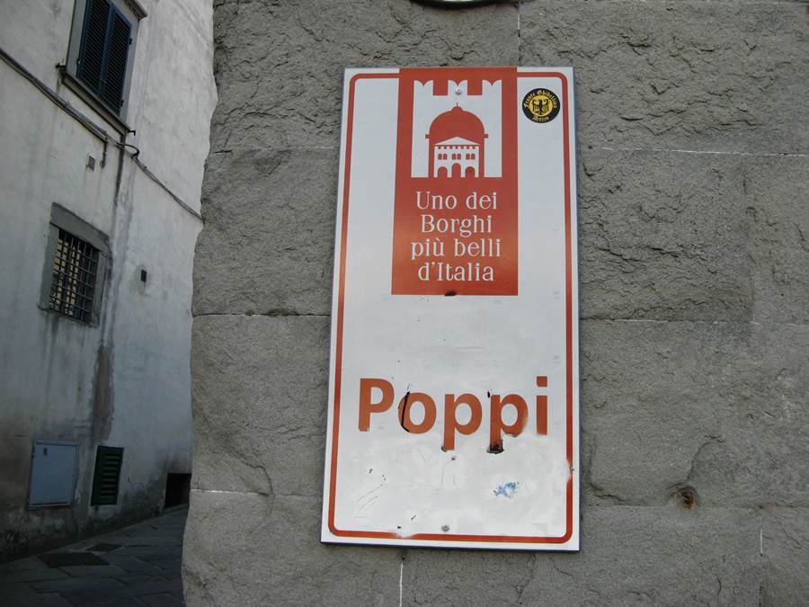 знак у входа в исторический цент Поппи