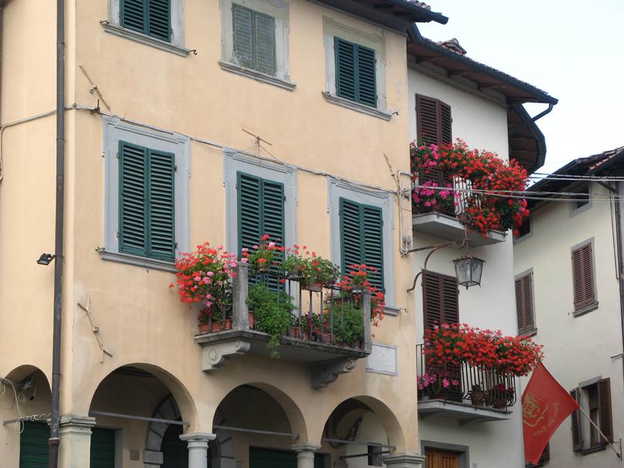 как итальянцы украшают цветами балконы