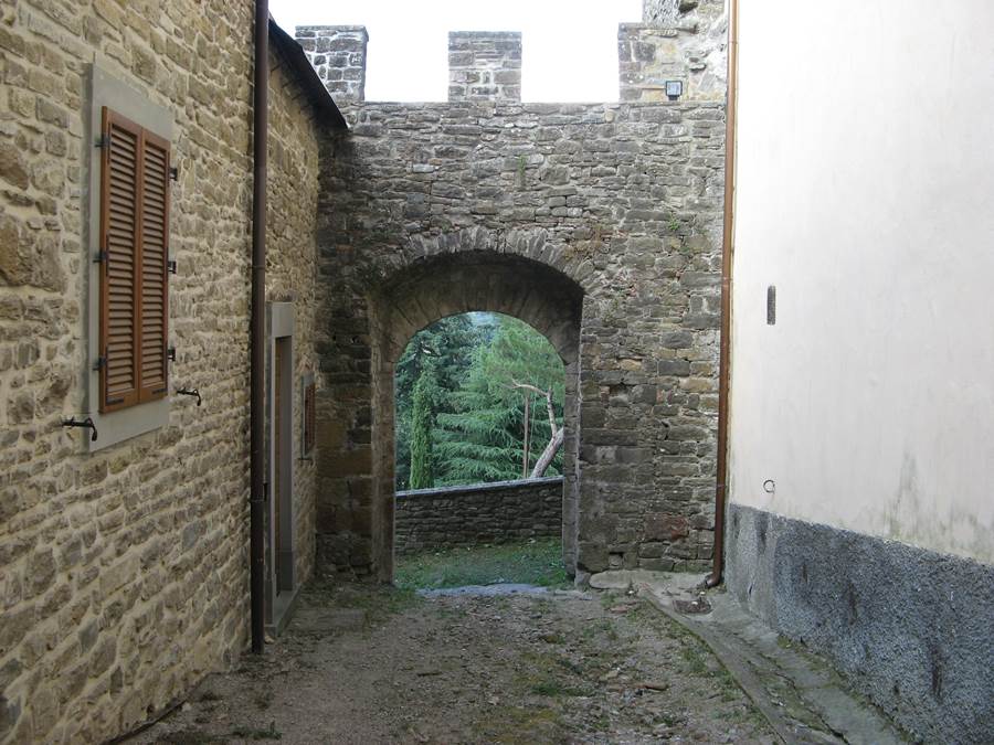 вход в Поппи в крепостной стене