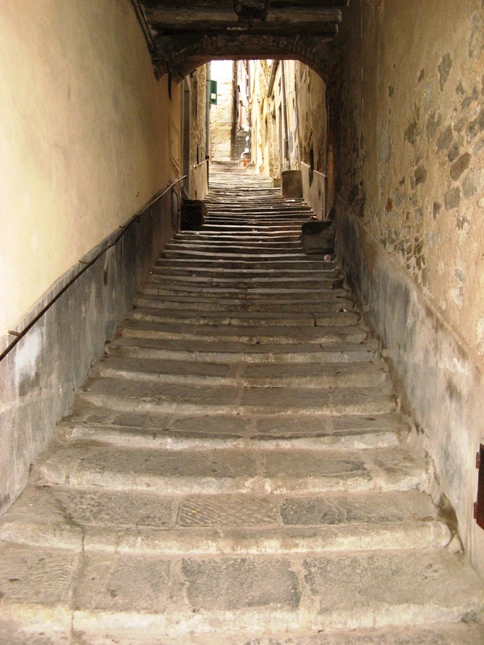 улочка-лестница в Кортоне