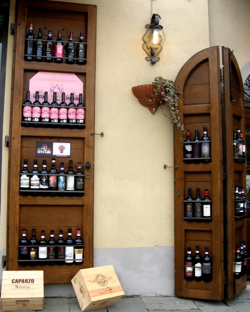 Монтальчино: витрина в винном магазине