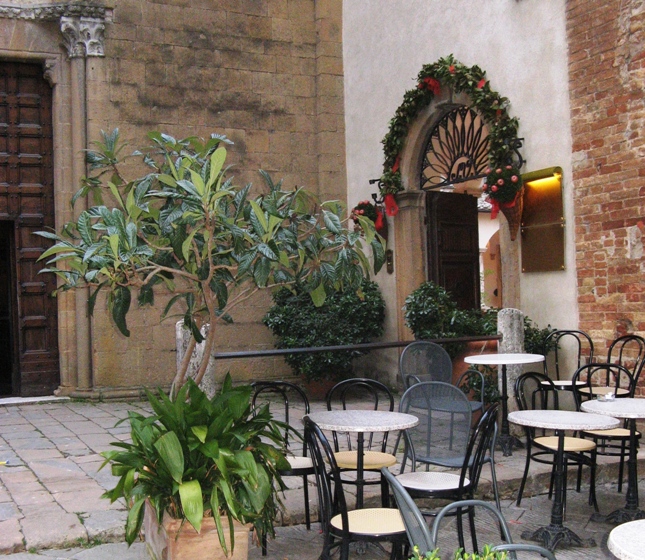 столики из кафе на улице в Пьенце