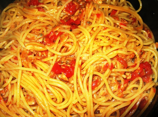 спагетти-с-моллюсками-в-томатном-соусе-spagetti