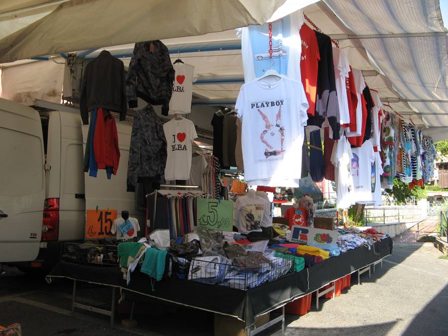 IMG_7398продажа одежды на рынке в Италии