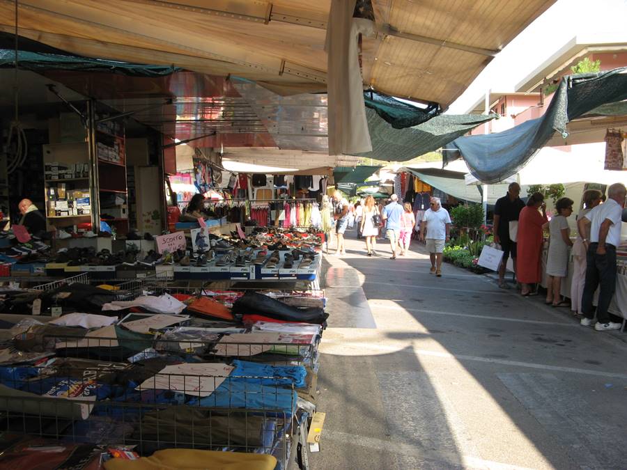 торговые ряды с одеждой на рынке
