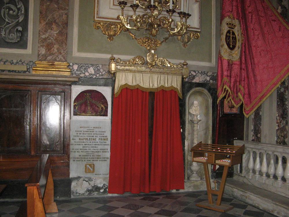 Деревянная позолоченная корона в церкви Мизерикордиа в Портоферрайо