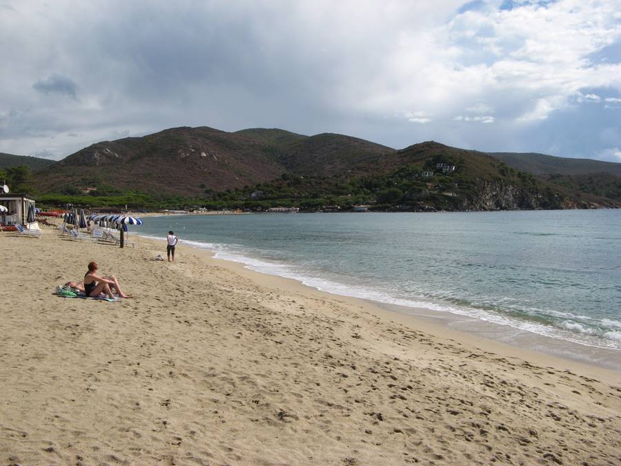 Левая часть пляжа в Марина ди Кампо