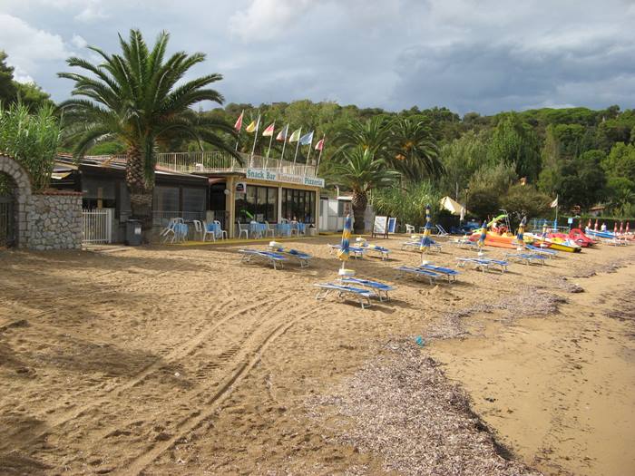 пляж Стракколиньо: бар, ресторан, лежаки, зонтики