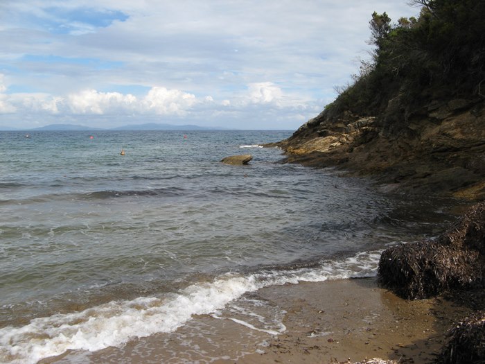 Стракколиньо: скалы в правой части пляжа