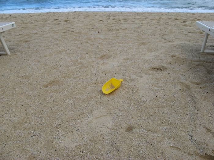 забытый на пляже Проккио совок