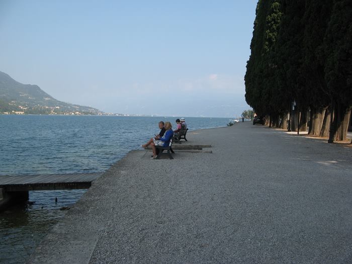 песто для отдыха и аллея из кипарисов возле озера Гарда в Италии