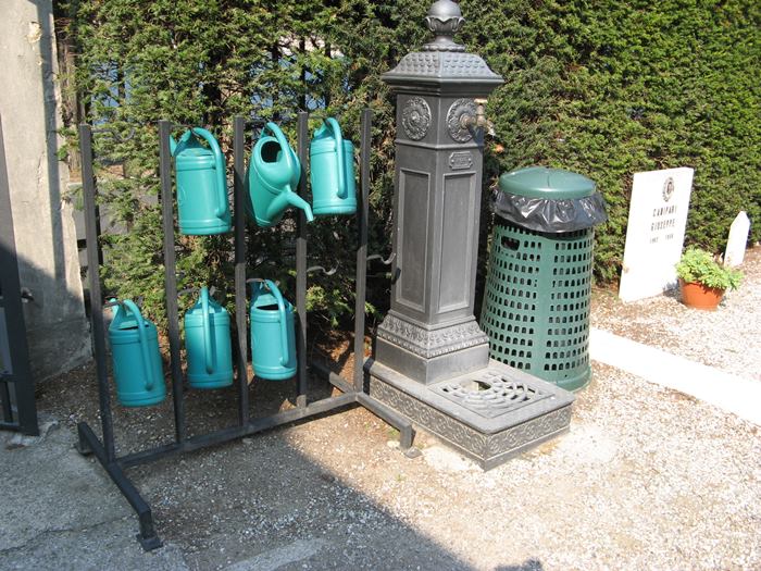 колонка с водой и лейки на итальянском кладбище
