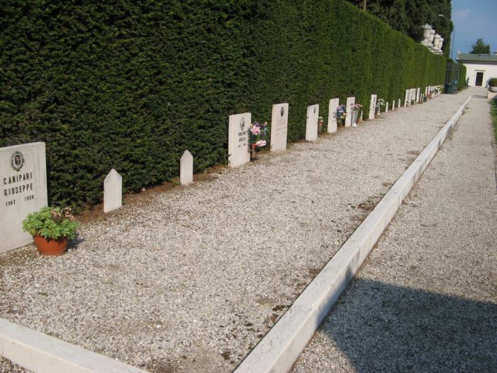 заброшенные могилы на кладбище в Италии