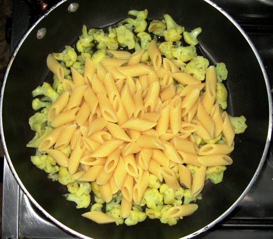 pasta-s-cvetnoj-kapustoj-i-olivkami