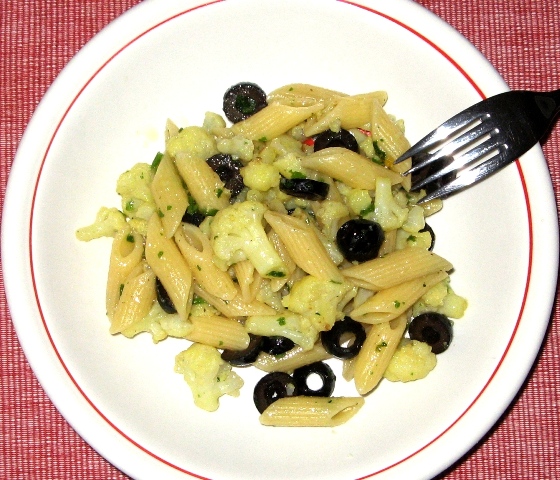pasta-s-cvetnoj-kapustoj-i-olivkami