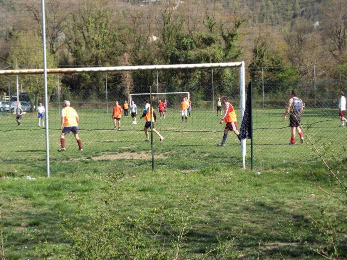 italia-v-aprele-итальянцы играют в футбол