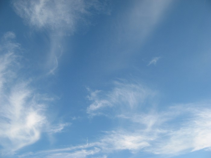 голубое небо над пляжем Канелло